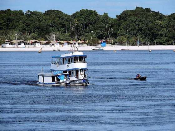 A Praia Grande, no município de Barcelos, a 399 km de Manaus, é uma das principais atrações da cidade, que também tem lagoas, florestas inundadas, numa região de ilhas bem exuberante. 