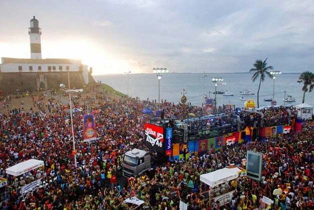 A prefeitura de Salvador anunciou que o Carnaval de 2024 contará com carros-pipa para refrescar os foliões. Eles serão posicionados nas laterais das avenidas e as mangueiras conduzidas até o circuito para amenizar o calor da multidão.