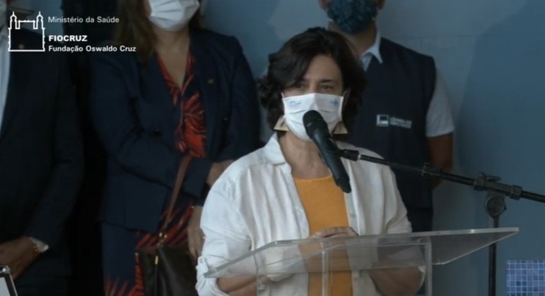 A presidente da Fiocruz, Nísia Trindade, no início da vacinação com o imunizante da AstraZeneca