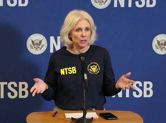 A presidente da NTSB contou que ficou aliviada ao saber que a porta foi localizada. Ela acredita que esse componente é essencial para compreender as razões do ocorrido.