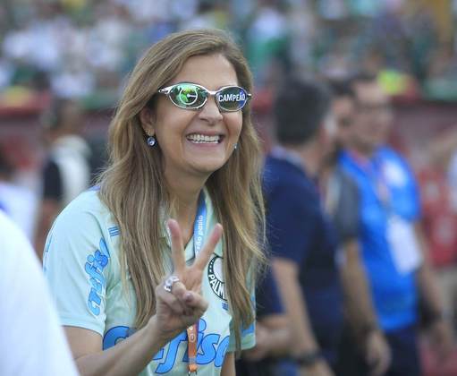 A presidente do Palmeiras, Leila Pereira, curtiu o título dos jovens durante a entrega da premiação. 