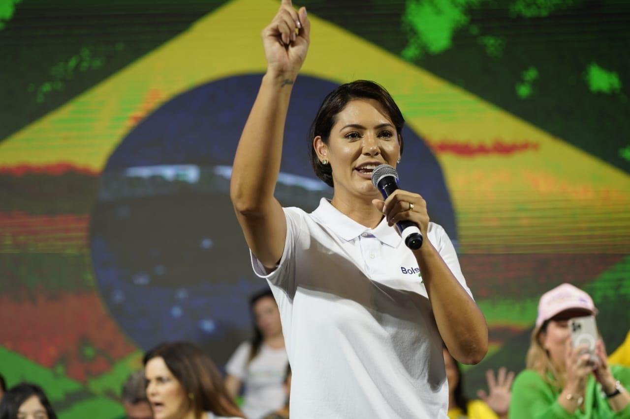 Bolsonaro coloca Laura para responder jornalistas e brinca sobre  candidatura da filha