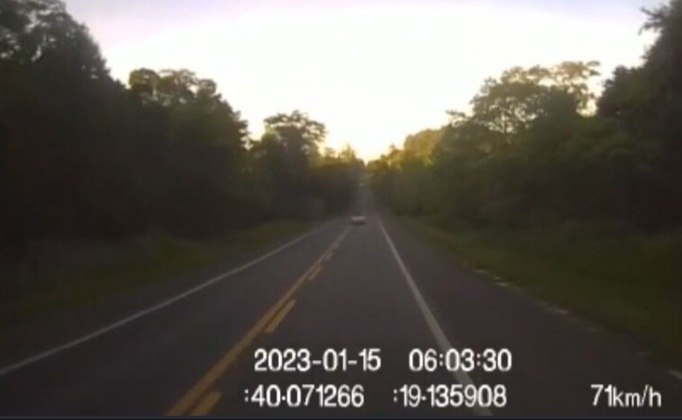 A primeira imagem mostra a estrada com um carro à distância. São 6h03 da manhã do dia 15 e o caminhão está a 71 km/h.