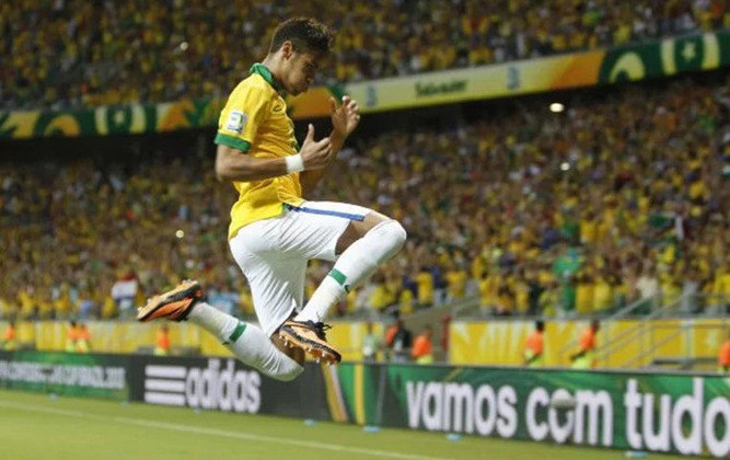 A primeira vez que Neymar disputou a Copa do Mundo foi em 2014. O Brasil perdeu de 7 a 1  na semifinal, quando Ney, lesionado, não machucou. O cabelo do craque foi esse aí. 