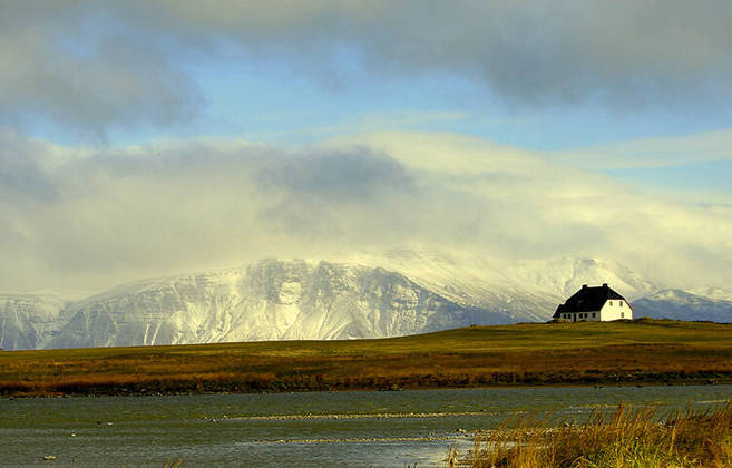 A principal atração turística da Islândia é a neve. Para isso, busque ir no inverno local (o nosso verão). O nome do país, em inglês, é ilha de gelo (Iceland). 