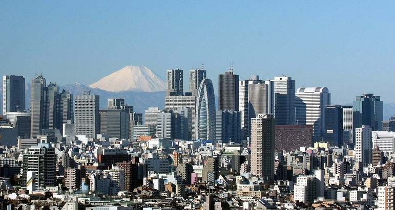 A principal cidade de Honshu, portanto, é a própria capital japonesa: Tóquio.  Com 13,5 milhões de habitantes, a cidade fundada em 1457 tem cerca de 13 milhões de habitantes. 