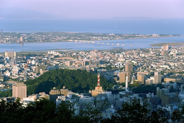 A principal cidade de Shikoku é Tokushima. Com 267 mil habitantes, é considerada um município desde 1889. Do topo do Monte Bizan se tem uma bela vista da paisagem. 