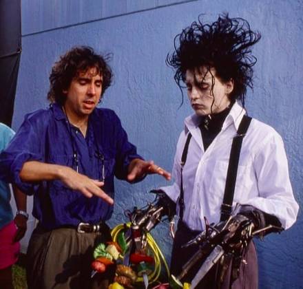 A produção é dirigida pelo renomado diretor Tim Burton e na história Depp interpreta um humanoide artificial que possui tesouras no lugar das mãos.