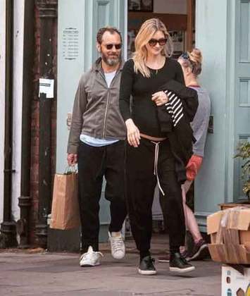 A quarta filha de Jude Law é fruto do breve relacionamento com a modelo Samantha Burker em 2009. E seu namoro com a compositora Catherine Harding também foi curto, contudo foi pai novamente 2015.
