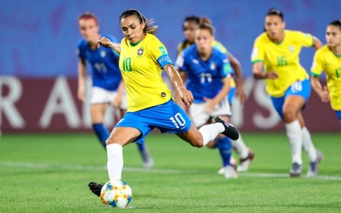 A Rainha Marta também doou uma camisa da Seleção Brasileira autografada.