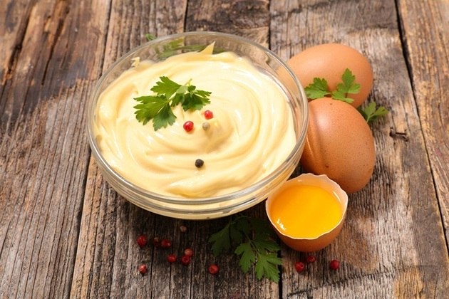 A receita da maionese tem como base gemas de ovos, óleo vegetal e um ingrediente ácido, como vinagre ou limão. Por isso, há quem prefira fazer em casa, seguindo receitas de sites especializados. 
