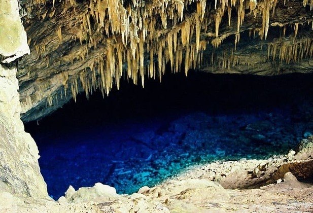 A região tem cavernas e grutas que se destacam pela beleza. Entre elas a famosa Gruta do Lago Azul, uma das mais espetaculares do mundo pela cor vibrante e pelas formações rochosas.  
