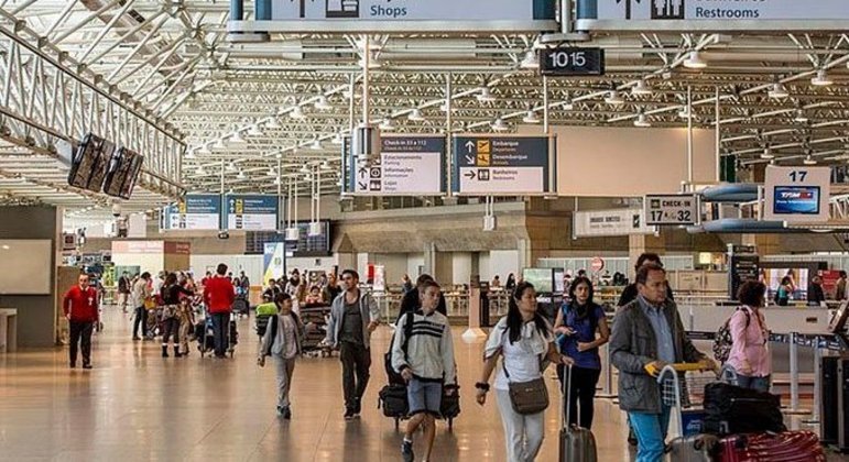 A responsabilidade no monitoramento nos aeroportos e de portos pelo país é da Anvisa.