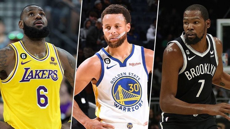 A revista Forbes divulgou uma lista com os atletas da NBA mais bem pagos em 2022. O levantamento traz os ganhos totais dos astros da liga, ou seja, o que foi ganho dentro e fora das quadras por meio do basquete. Confira os jogadores da NBA mais bem pagos no ano!