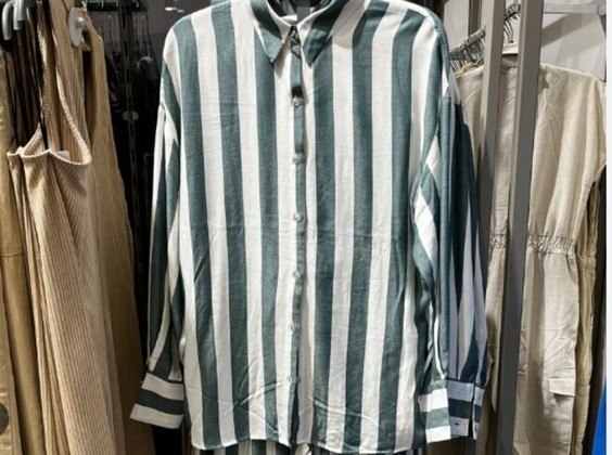 A Riachuelo foi alvo de fortes críticas nas redes sociais por colocar à venda um conjunto de roupas que se assemelha às usadas pelos prisioneiros dos nazistas durante a Segunda Guerra Mundial.