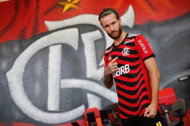 A rivalidade entre Flamengo e Athletico-PR vai além do campo. Em 2020, o time carioca contratou o zagueiro Léo Pereira e gerou um incômodo nos bastidores do time paranaense. 