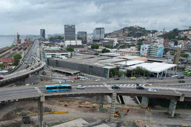 A Rodoviária Novo Rio, cercada por vias, é integrada ao sistema do VLT, que conecta a estação ao Aeroporto Santos Dumont e outros pontos do Centro do Rio de Janeiro.