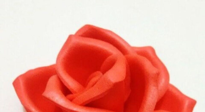 A rosa EVA vermelha pode ser usada também em acessórios