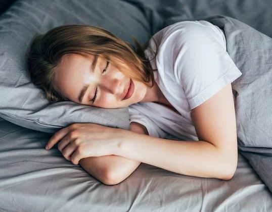 A rotina intensa e as inúmeras obrigações acabam influenciando diretamente o nosso sono. No entanto, é muito importante dormir de 07 a 08 horas, pois nosso organismo estará regulado e o corpo irá queimar mais calorias. 