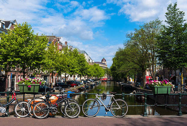 A rua, assim como quase todas da cidade, é rica em pessoas andando de bicicleta, bem como muitas árvores. Ali perto ficam dois pontos turísticos: o Museu Nacional e a Casa de Anne Frank. 