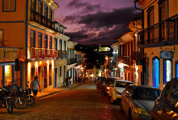 A rua chama atenção pela arquitetura histórica barroca, presente em igrejas e casas. A rua recebe turistas de todo o Brasil, mas também de outros países. 