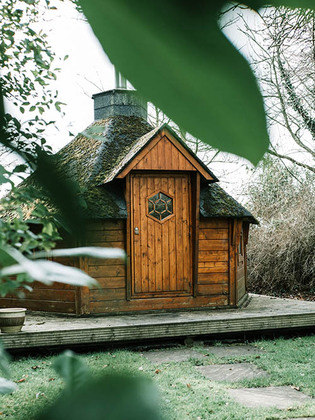 A sauna finlandesa tem pouca iluminação e estrutura bem simples, sem músicas ou cheiros artificiais. 