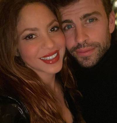 A separação do jogador de futebol espanhol Piqué e da cantora colombiana Shakira ganhou novos capítulos nos últimos dias. De acordo com um meio de comunicação americano, ela contratou detetives para confirmar que foi traída. Veja os detalhes: 