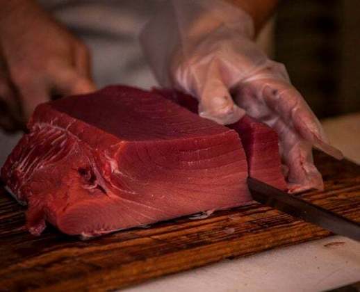 A singularidade do “bluefin” vem da textura de sua carne, que é consideravelmente mais macia quando comparada a outras variedades de atuns, devido ao maior teor de gordura. 