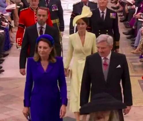 A situação toda ficou ainda mais constrangedora porque os pais e os irmãos de Kate também estiveram na coroação do rei Charles III e da rainha Camilla.