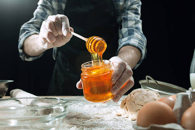 A substituição do açúcar pelo mel, usado como adoçante natural, ajuda a manter os níveis de açúcar no sangue estáveis.