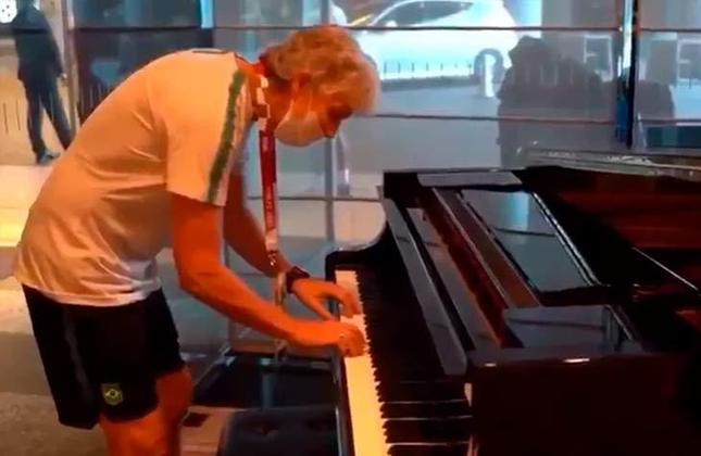 A técnica Pia Sundhage chamou atenção por um momento de descontração na Olimpíada de Tóquio: no saguão do hotel, a treinadora tocou ao piano a música 