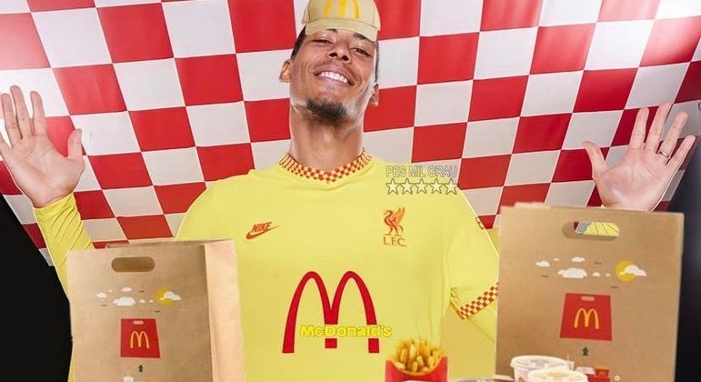 A terceira camisa do Liverpool para temporada 2021-22 foi comparada ao uniforme do McDonald's. A terceira camisa do Liverpool para temporada 2021-22 foi comparada ao uniforme do McDonald's.
