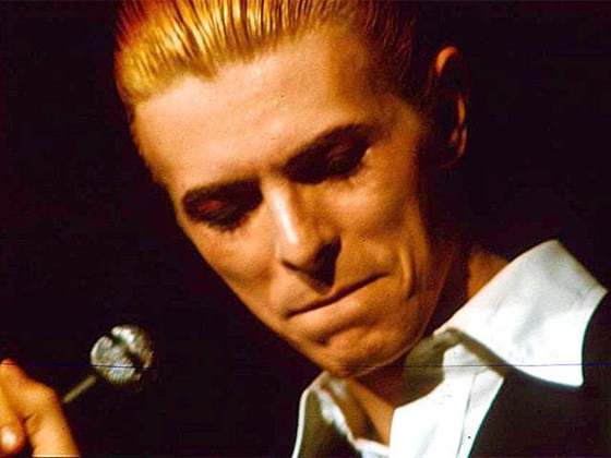 A terceira posição é do britânico David Bowie, que foi cantor e compositor. Ele faleceu em 2016, aos 69 anos, vítima de câncer de fígado, em sua própria casa, em Nova York. 