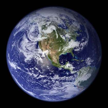 A Terra é dividida em 24 fusos horários, cada um correspondendo a uma hora completa. Essa divisão tem base no movimento de rotação da Terra, que leva aproximadamente 24 horas.