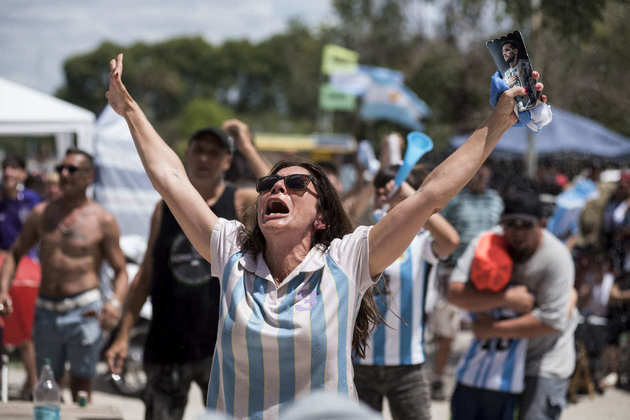 A torcedora argentina vibrava com mais uma grande atuação de Messi em Copas do Mundo. 