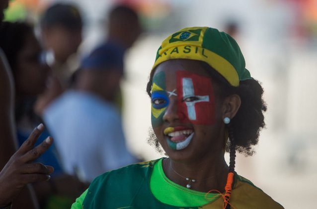 A torcedora só tinha olhos e sorrisos para uma coisa: o início de Brasil x Suíça.