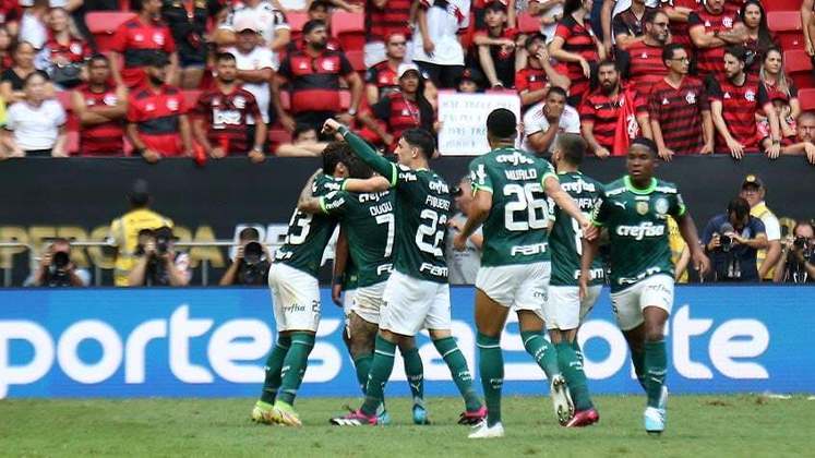 A torcida do Flamengo se revolta com o gol de Raphael Veiga, que empatou o jogo. 