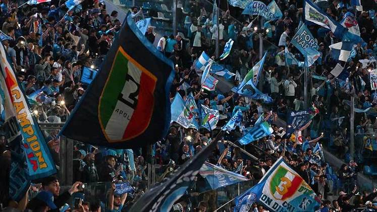 A torcida do Napoli invadiu o Estádio Friuli, casa da Udinese, para presenciar a conquista histórica. 