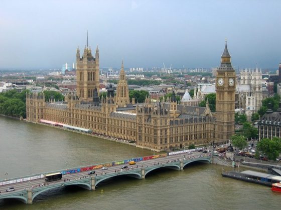 A torre tem uma presença majestosa ao lado do Rio Tâmisa e do Palácio de Westminster e tornou-se um símbolo representativo da cidade.