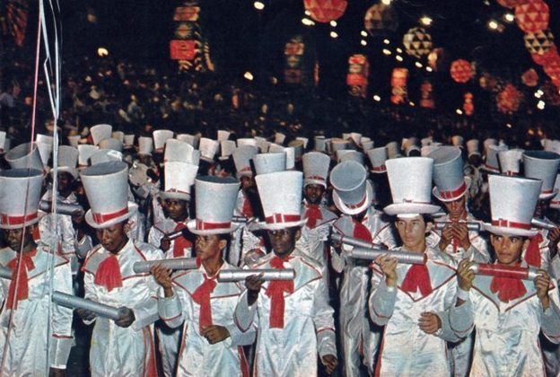 A tradição das baterias de escola de samba é longa e rica. Elas surgiram no início do século 20, quando os blocos carnavalescos começaram a incorporar instrumentos de percussão em seus desfiles. 