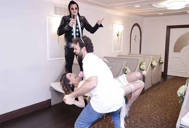 A tradição do casamento com o sósia do Elvis Presley em Las Vegas começou nos anos 1980, quando um grupo de empresários locais decidiu oferecer uma opção de cerimônia mais extravagante para os turistas.
