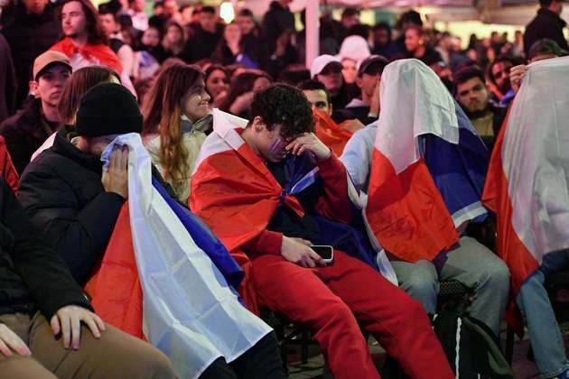 A tristeza francesa refletida no choro dos torcedores. 