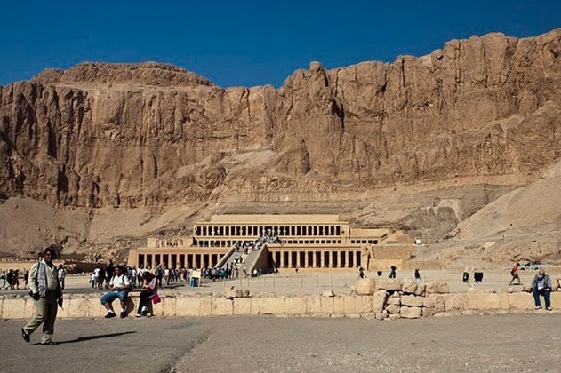 A tumba de Tutancâmon fica no Vale dos Reis, uma vasta região de areia destinada no Antigo Egito ao descanso eterno dos poderosos. O vale fica próximo a Luxor, na margem oeste do Rio Nilo