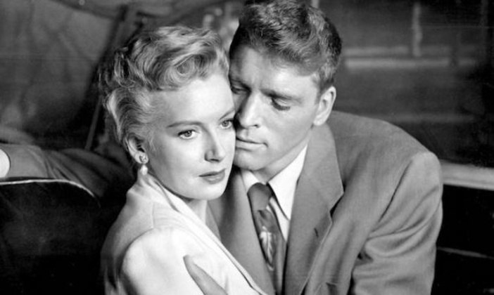 A Um Passo da Eternidade (1953) - 13 indicaçõesO filme com grandes astros como Burt Lancaster, Montgomery Clift, Deborah Kerr, Frank Sinatra e Donna Reed disputou prêmios em 13 categorias do Oscar, faturando oito deles. Na trama, acompanhamos a vida de várias pessoas em um campo do exército dos EUA no Havaí, às vésperas do ataque japonês a Pearl Harbor
