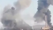 Rússia retoma ataques aéreos à siderúrgica Azovstal em Mariupol