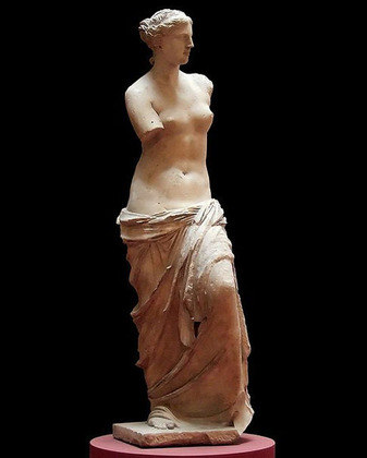 A “Vênus de Milo” representa a deusa do amor e da beleza e foi descoberta na ilha grega de Milos, em 1820. É uma das esculturas mais famosas do mundo.