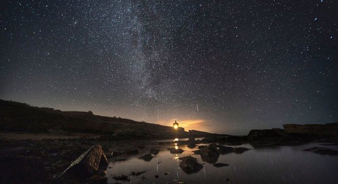 Nossa própria galáxia, a Via Láctea, tem um buraco negro supermassivo em seu centro, a cerca de 26 mil anos-luz do Sistema Solar 