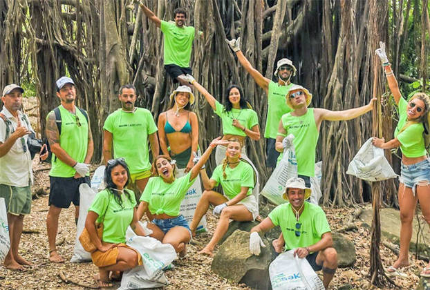  A viagem, de acordo com a reportagem, foi para limpar as praias do arquipélago em Pernambuco. Eles já se conheciam há anos e até 