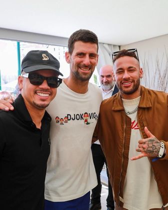 Hoje, o amigo de Neymar não esconde os luxos da vida perto e longe do craque. A amizade facilitou pontes, como quando Amancio conheceu o astro do tênis de quadra Novak Djokovic. Entre carrões, viagens e encontros com personalidades do esporte, Jota ainda trabalha no Instituto Neymar Jr. 