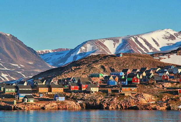 A vila é conhecida por suas paisagens árticas deslumbrantes, com fiordes, icebergs e montanhas cobertas de neve. Os moradores locais dependem da pesca, caça e turismo para subsistência.